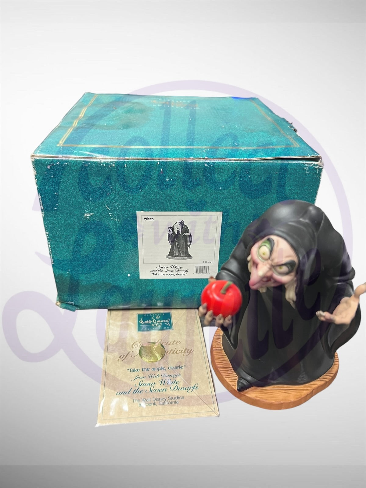 Walt Disney Classics Collection - WDCC Take the Apple, Dearie Hag Snow White Figurine